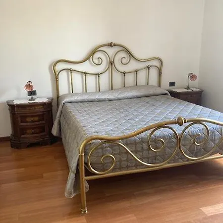 לינה וארוחת בוקר Casa Ivana בורגטו די וארה